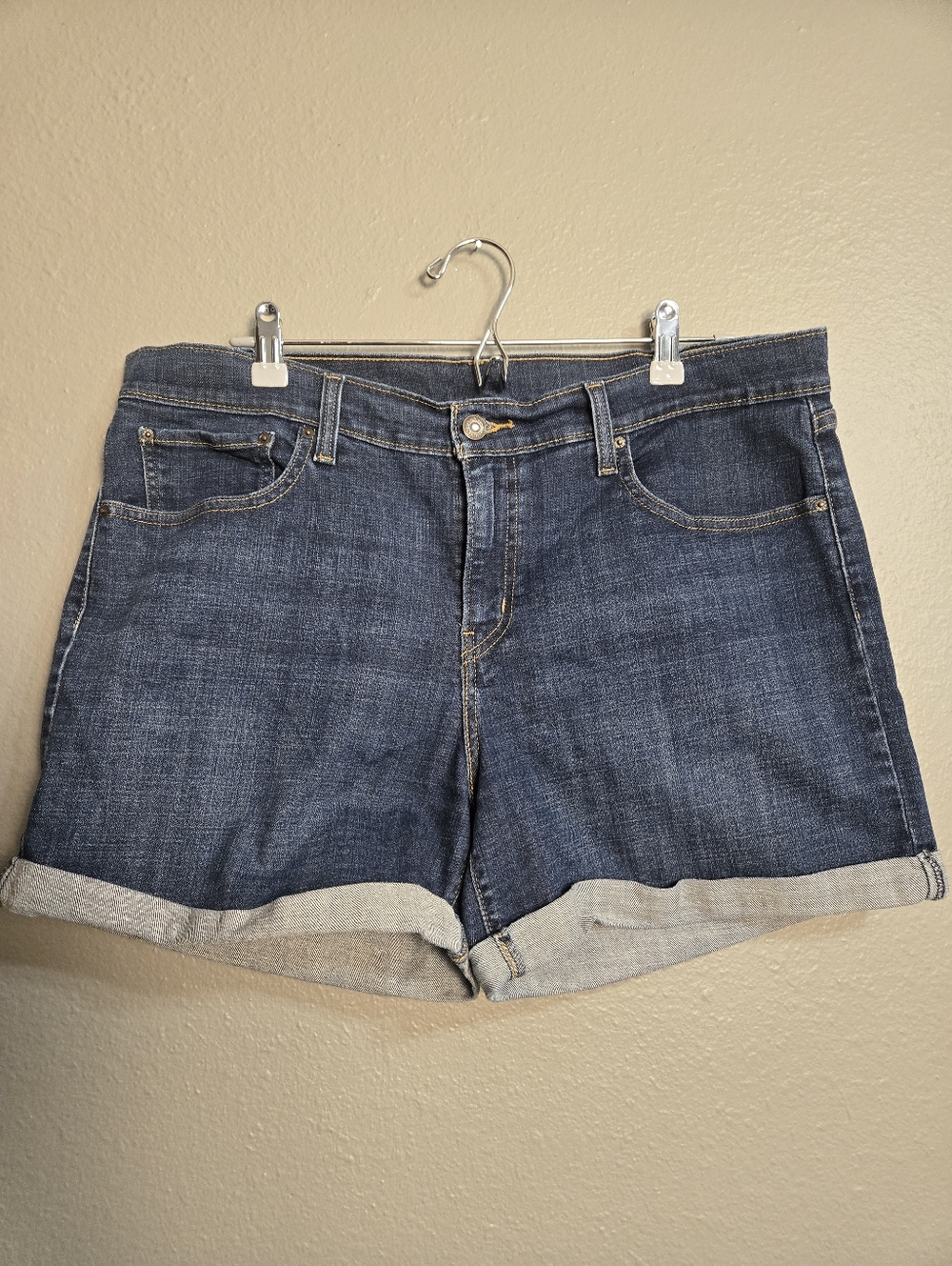 Levis Mid Rise Jean Cuffed Shorts Size 32